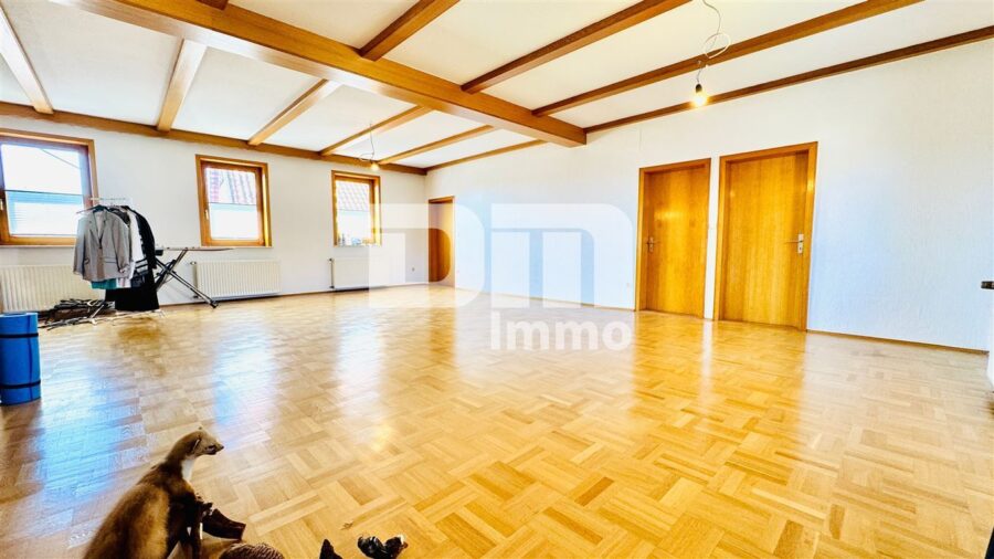 Großer Dreiseithof mit 2 bis 3 Wohneinheiten, 3 Nebengebäuden + großem Grundstück - OG Gebäudeteil 1 / Saal / Wohnzimmer